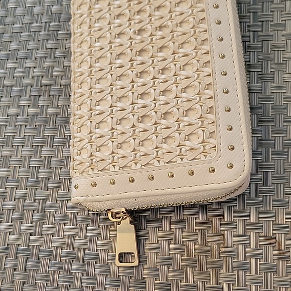 Steve Madden Wallet White Wovern Zip Around Wallet  Very Clean - Picture 7 of 11